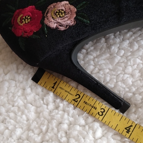 A new day Black Velvet heels with floral embroidery - Picture 12 of 12